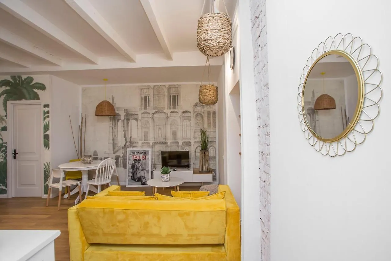Proper Apartments Stunning & Elegant Apartments In The Heart Of טביליסי